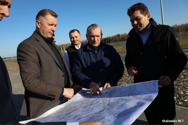 Z materiału wynika, że polityk i potencjalny kandydat na premiera Przenysław Czarnek był na powstającej nowej strefie gospodarczej Euro-Park Stalowa Wola.