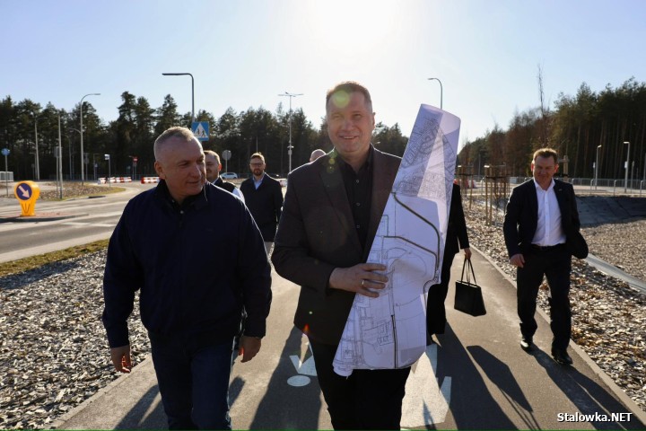 Z materiału wynika, że polityk i potencjalny kandydat na premiera Przenysław Czarnek był na powstającej nowej strefie gospodarczej Euro-Park Stalowa Wola.