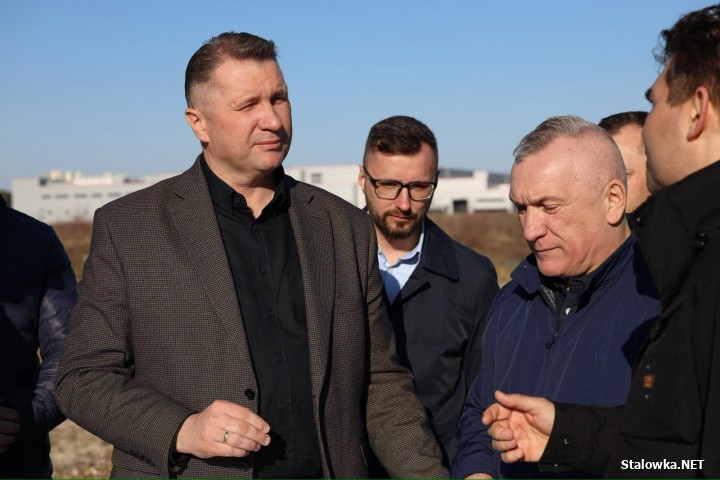 Z materiału wynika, że polityk i potencjalny kandydat na premiera Przenysław Czarnek był na powstającej nowej strefie gospodarczej Euro-Park Stalowa Wola.