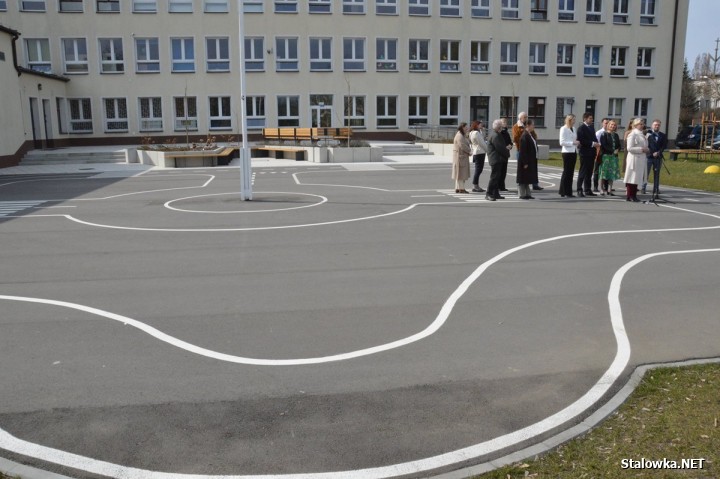 Remonty, jakie przeprowadzono w PSP nr 3 kosztowały 2,5 mln zł, z czego 1,7 to fundusze europejskie. Jeszcze w tym roku ma zostać zrealizowany remont szkolnego ogrodzenia.