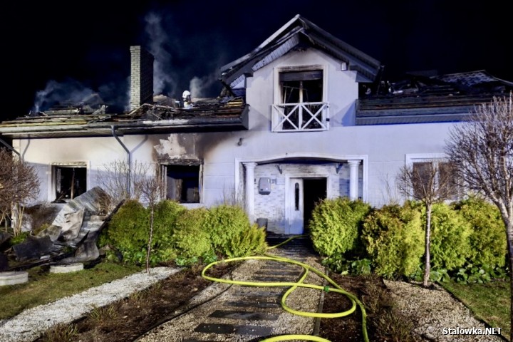 Doszło do pożaru murowanego, jednorodzinnego domu. Nieruchomość spłonęła doszczętnie. 