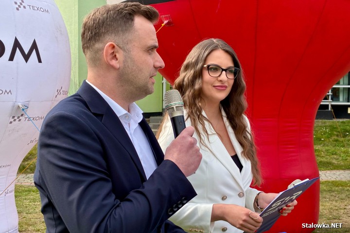 24 marca 2026 roku na terenie miejskiej spółki Sport i Rekreacja władze miasta podpisały umowę z wykonawcą na budową aquaparku Stalowa Wola.