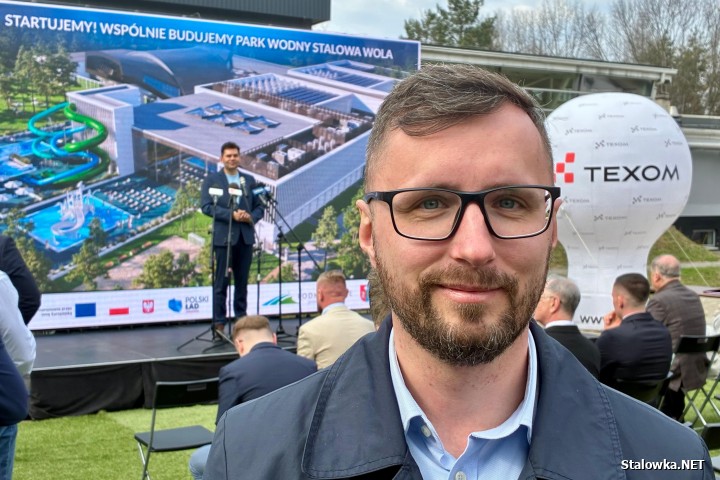 24 marca 2026 roku na terenie miejskiej spółki Sport i Rekreacja władze miasta podpisały umowę z wykonawcą na budową aquaparku Stalowa Wola.