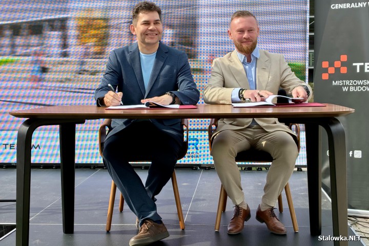 24 marca 2026 roku na terenie miejskiej spółki Sport i Rekreacja władze miasta podpisały umowę z wykonawcą na budową aquaparku Stalowa Wola.