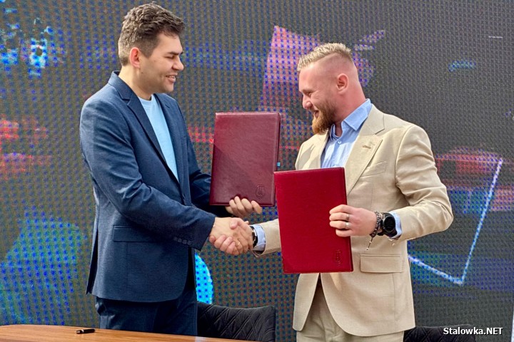 24 marca 2026 roku na terenie miejskiej spółki Sport i Rekreacja władze miasta podpisały umowę z wykonawcą na budową aquaparku Stalowa Wola.