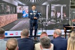 24 marca 2026 roku na terenie miejskiej spółki Sport i Rekreacja władze miasta podpisały umowę z wykonawcą na budową aquaparku Stalowa Wola.