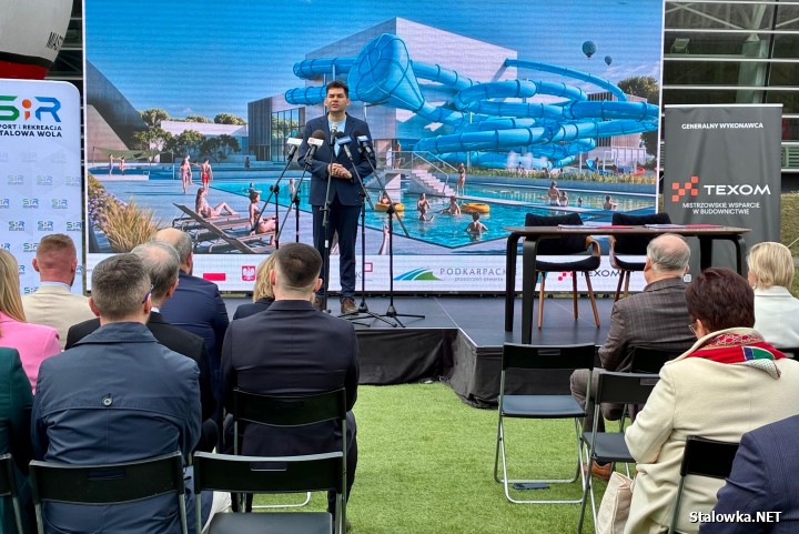 24 marca 2026 roku na terenie miejskiej spółki Sport i Rekreacja władze miasta podpisały umowę z wykonawcą na budową aquaparku Stalowa Wola.