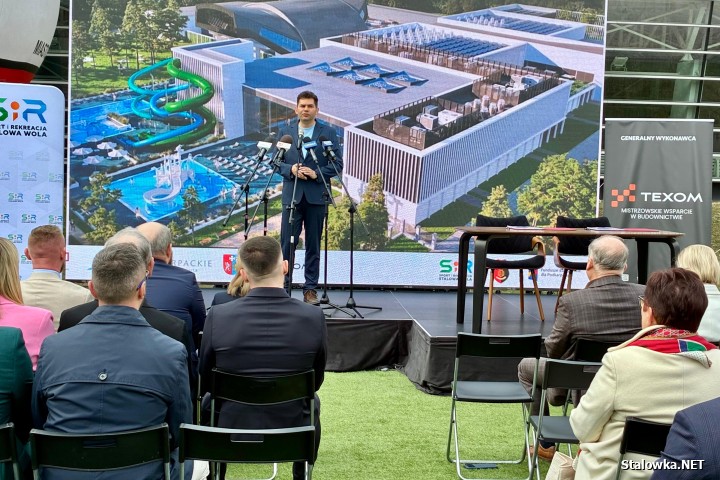 24 marca 2026 roku na terenie miejskiej spółki Sport i Rekreacja władze miasta podpisały umowę z wykonawcą na budową aquaparku Stalowa Wola.