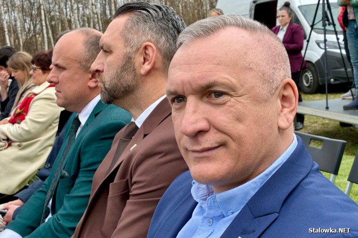 24 marca 2026 roku na terenie miejskiej spółki Sport i Rekreacja władze miasta podpisały umowę z wykonawcą na budową aquaparku Stalowa Wola.