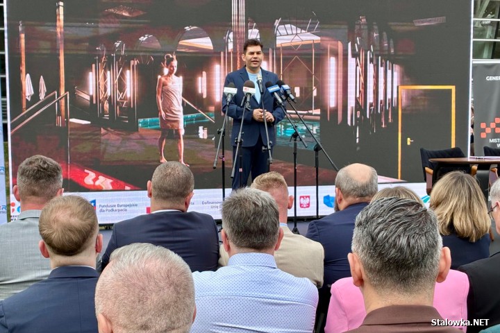 24 marca 2026 roku na terenie miejskiej spółki Sport i Rekreacja władze miasta podpisały umowę z wykonawcą na budową aquaparku Stalowa Wola.