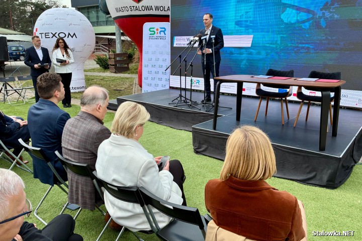 24 marca 2026 roku na terenie miejskiej spółki Sport i Rekreacja władze miasta podpisały umowę z wykonawcą na budową aquaparku Stalowa Wola.