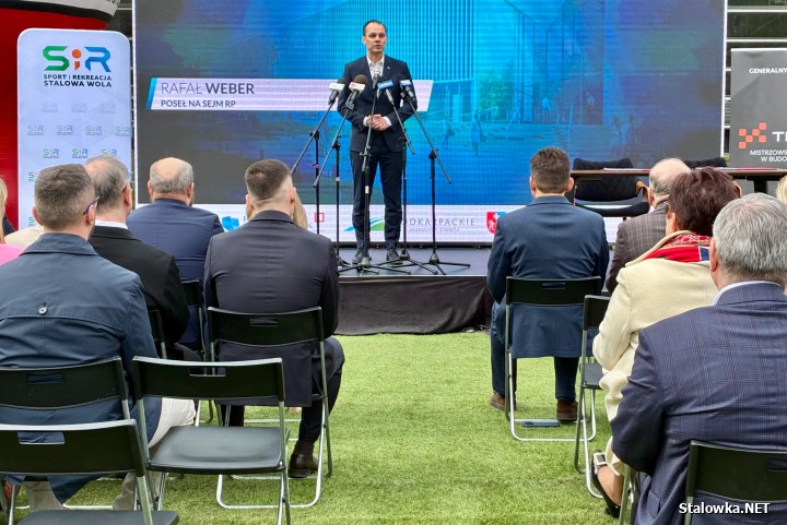 24 marca 2026 roku na terenie miejskiej spółki Sport i Rekreacja władze miasta podpisały umowę z wykonawcą na budową aquaparku Stalowa Wola.