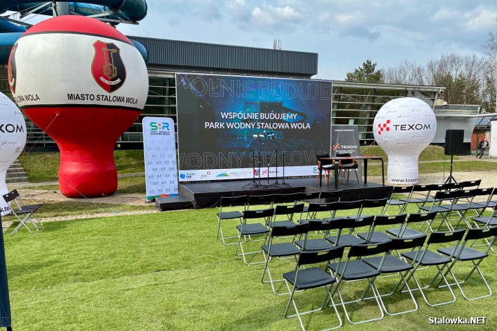 24 marca 2026 roku na terenie miejskiej spółki Sport i Rekreacja władze miasta podpisały umowę z wykonawcą na budową aquaparku Stalowa Wola.