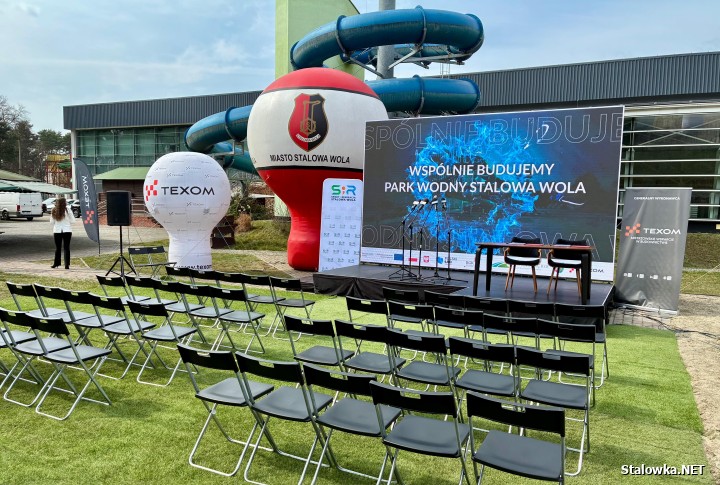 24 marca 2026 roku na terenie miejskiej spółki Sport i Rekreacja władze miasta podpisały umowę z wykonawcą na budową aquaparku Stalowa Wola.
