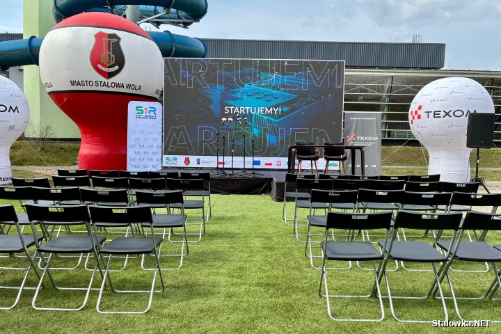 24 marca 2026 roku na terenie miejskiej spółki Sport i Rekreacja władze miasta podpisały umowę z wykonawcą na budową aquaparku Stalowa Wola.