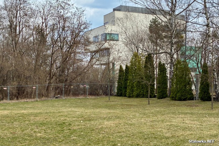 24 marca 2026 roku na terenie miejskiej spółki Sport i Rekreacja władze miasta podpisały umowę z wykonawcą na budową aquaparku Stalowa Wola.