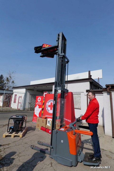 Na mocy podpisanej umowy, do dyspozycji PCK trafił sprzęt o łącznej wartości ponad 112 tys. zł. Wśród przekazanego wyposażenia znalazły się m.in. agregat prądotwórczy, defibrylator AED, zestaw ratownictwa medycznego PSP R1, elektryczny wózek paletowy oraz komora chłodnicza.