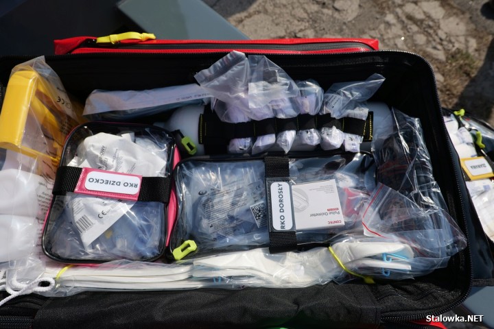 Na mocy podpisanej umowy, do dyspozycji PCK trafił sprzęt o łącznej wartości ponad 112 tys. zł. Wśród przekazanego wyposażenia znalazły się m.in. agregat prądotwórczy, defibrylator AED, zestaw ratownictwa medycznego PSP R1, elektryczny wózek paletowy oraz komora chłodnicza.