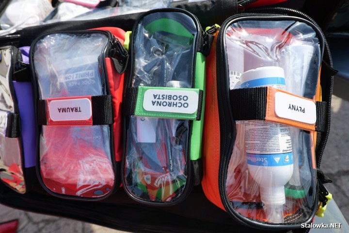 Na mocy podpisanej umowy, do dyspozycji PCK trafił sprzęt o łącznej wartości ponad 112 tys. zł. Wśród przekazanego wyposażenia znalazły się m.in. agregat prądotwórczy, defibrylator AED, zestaw ratownictwa medycznego PSP R1, elektryczny wózek paletowy oraz komora chłodnicza.