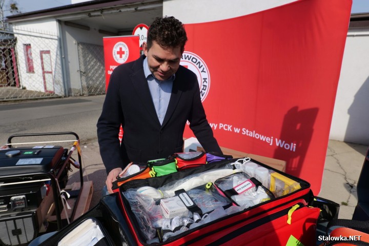 Na mocy podpisanej umowy, do dyspozycji PCK trafił sprzęt o łącznej wartości ponad 112 tys. zł. Wśród przekazanego wyposażenia znalazły się m.in. agregat prądotwórczy, defibrylator AED, zestaw ratownictwa medycznego PSP R1, elektryczny wózek paletowy oraz komora chłodnicza.