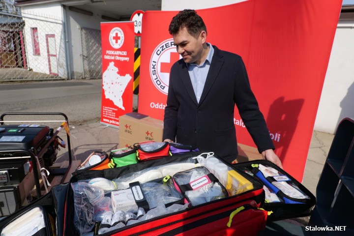 Na mocy podpisanej umowy, do dyspozycji PCK trafił sprzęt o łącznej wartości ponad 112 tys. zł. Wśród przekazanego wyposażenia znalazły się m.in. agregat prądotwórczy, defibrylator AED, zestaw ratownictwa medycznego PSP R1, elektryczny wózek paletowy oraz komora chłodnicza.