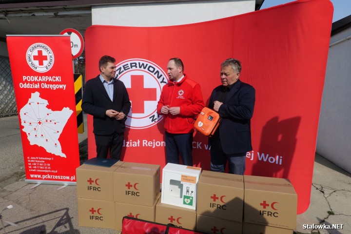 Na mocy podpisanej umowy, do dyspozycji PCK trafił sprzęt o łącznej wartości ponad 112 tys. zł. Wśród przekazanego wyposażenia znalazły się m.in. agregat prądotwórczy, defibrylator AED, zestaw ratownictwa medycznego PSP R1, elektryczny wózek paletowy oraz komora chłodnicza.