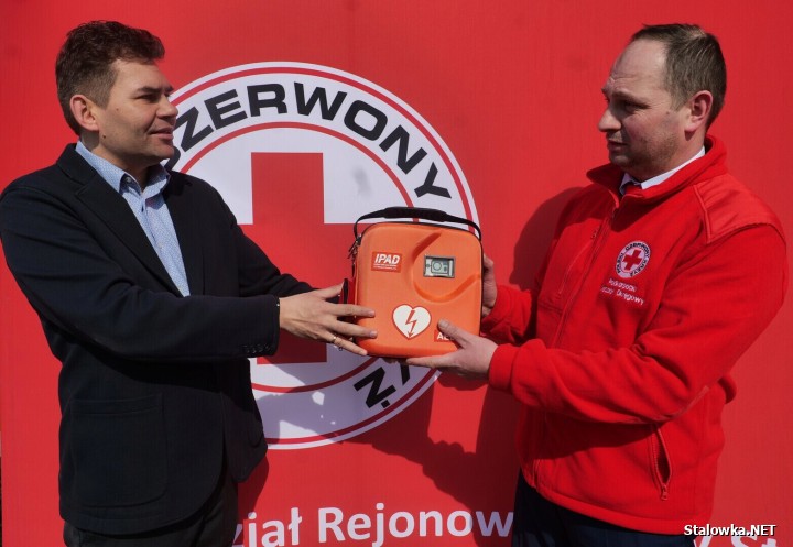 Na mocy podpisanej umowy, do dyspozycji PCK trafił sprzęt o łącznej wartości ponad 112 tys. zł. Wśród przekazanego wyposażenia znalazły się m.in. agregat prądotwórczy, defibrylator AED, zestaw ratownictwa medycznego PSP R1, elektryczny wózek paletowy oraz komora chłodnicza.