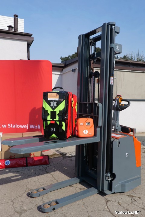 Na mocy podpisanej umowy, do dyspozycji PCK trafił sprzęt o łącznej wartości ponad 112 tys. zł. Wśród przekazanego wyposażenia znalazły się m.in. agregat prądotwórczy, defibrylator AED, zestaw ratownictwa medycznego PSP R1, elektryczny wózek paletowy oraz komora chłodnicza.