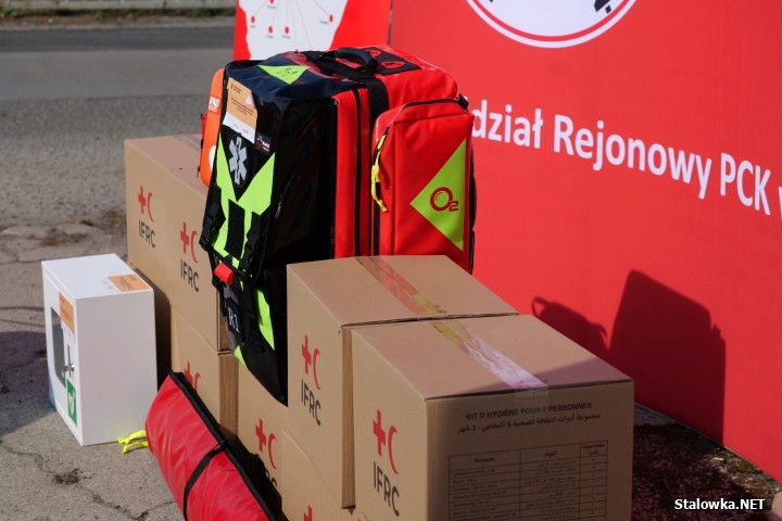 Na mocy podpisanej umowy, do dyspozycji PCK trafił sprzęt o łącznej wartości ponad 112 tys. zł. Wśród przekazanego wyposażenia znalazły się m.in. agregat prądotwórczy, defibrylator AED, zestaw ratownictwa medycznego PSP R1, elektryczny wózek paletowy oraz komora chłodnicza.