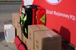 Na mocy podpisanej umowy, do dyspozycji PCK trafił sprzęt o łącznej wartości ponad 112 tys. zł. Wśród przekazanego wyposażenia znalazły się m.in. agregat prądotwórczy, defibrylator AED, zestaw ratownictwa medycznego PSP R1, elektryczny wózek paletowy oraz komora chłodnicza.