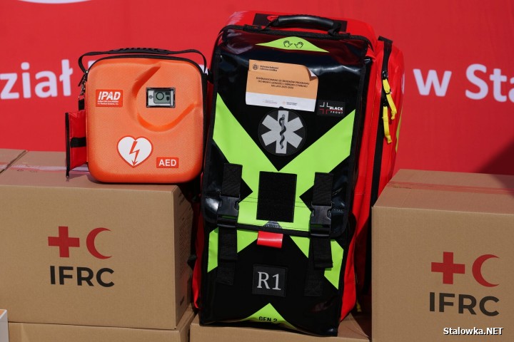 Na mocy podpisanej umowy, do dyspozycji PCK trafił sprzęt o łącznej wartości ponad 112 tys. zł. Wśród przekazanego wyposażenia znalazły się m.in. agregat prądotwórczy, defibrylator AED, zestaw ratownictwa medycznego PSP R1, elektryczny wózek paletowy oraz komora chłodnicza.
