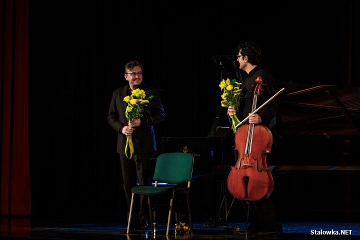 Wolonczelista Amit Peled oraz pianista Martin Labazevitch (z lewej).