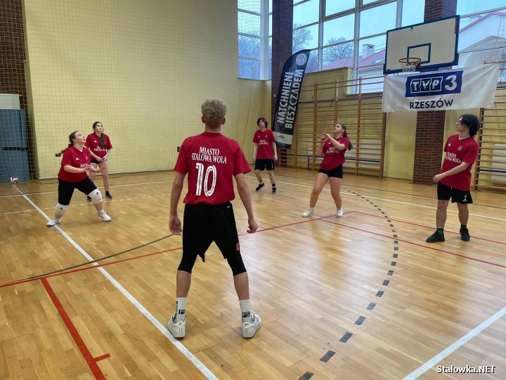 W Tyczynie odbył się Turniej Siatkówki Młodzieżowych Rad Województwa Podkarpackiego, który zgromadził młodych samorządowców z całego regionu. Wśród uczestników nie zabrakło reprezentacji Młodzieżowej Rady Miejskiej w Stalowej Woli, która aktywnie włączyła się w sportową rywalizację. 