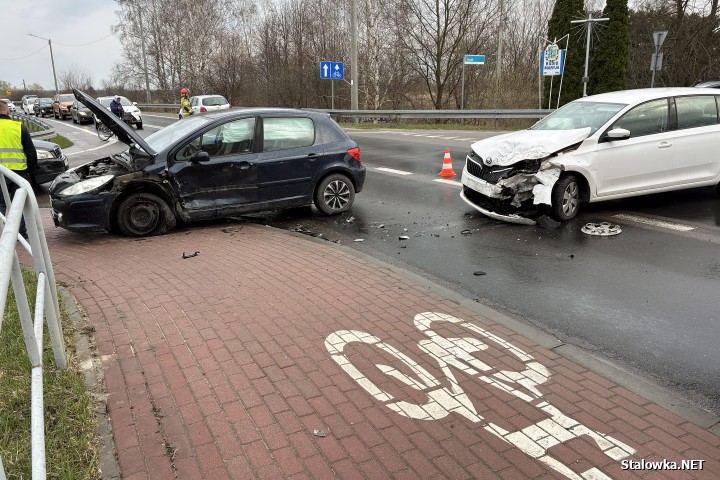 Wypadek na Czarnieckiego za mostem. 3 osoby, w tym małe dziecko trafiły do szpitala.