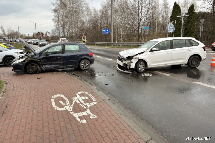 Wypadek na Czarnieckiego za mostem. 3 osoby, w tym małe dziecko trafiły do szpitala.