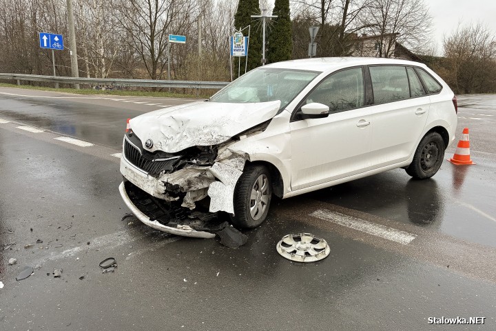 Wypadek na Czarnieckiego za mostem. 3 osoby, w tym małe dziecko trafiły do szpitala.
