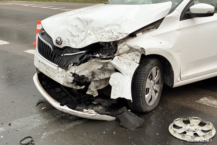 Wypadek na Czarnieckiego za mostem. 3 osoby, w tym małe dziecko trafiły do szpitala.