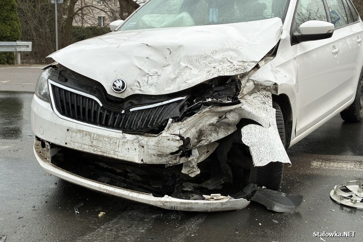 Wypadek na Czarnieckiego za mostem. 3 osoby, w tym małe dziecko trafiły do szpitala.