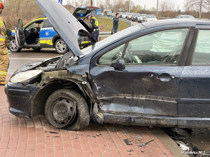 Wypadek na Czarnieckiego za mostem. 3 osoby, w tym małe dziecko trafiły do szpitala.