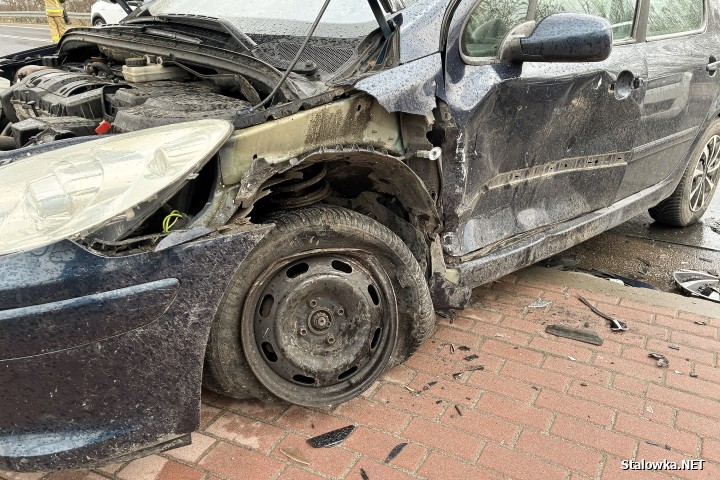 Wypadek na Czarnieckiego za mostem. 3 osoby, w tym małe dziecko trafiły do szpitala.