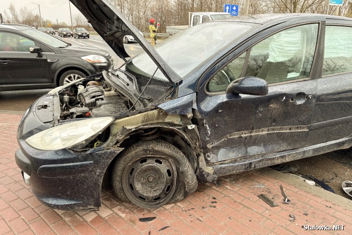Wypadek na Czarnieckiego za mostem. 3 osoby, w tym małe dziecko trafiły do szpitala.
