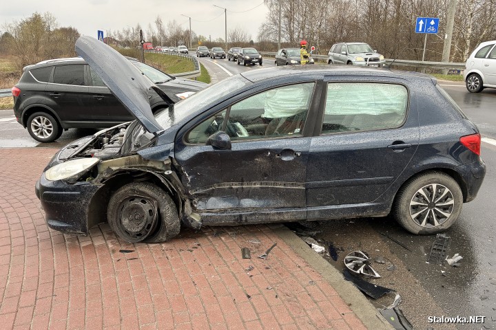 Wypadek na Czarnieckiego za mostem. 3 osoby, w tym małe dziecko trafiły do szpitala.