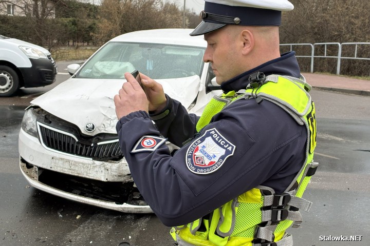 Wypadek na Czarnieckiego za mostem. 3 osoby, w tym małe dziecko trafiły do szpitala.