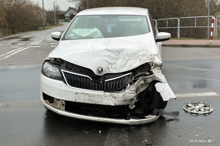 Wypadek na Czarnieckiego za mostem. 3 osoby, w tym małe dziecko trafiły do szpitala.