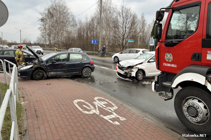 Wypadek na Czarnieckiego za mostem. 3 osoby, w tym małe dziecko trafiły do szpitala.