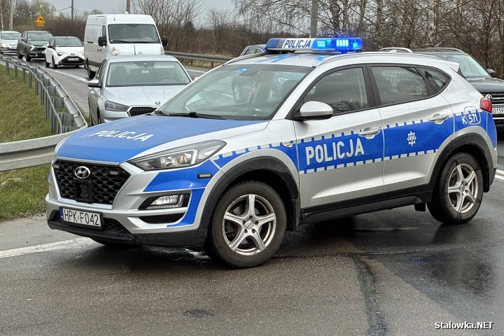 Wypadek na Czarnieckiego za mostem. 3 osoby, w tym małe dziecko trafiły do szpitala.