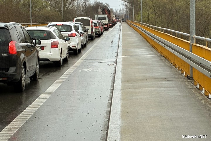 Wypadek na Czarnieckiego za mostem. 3 osoby, w tym małe dziecko trafiły do szpitala.