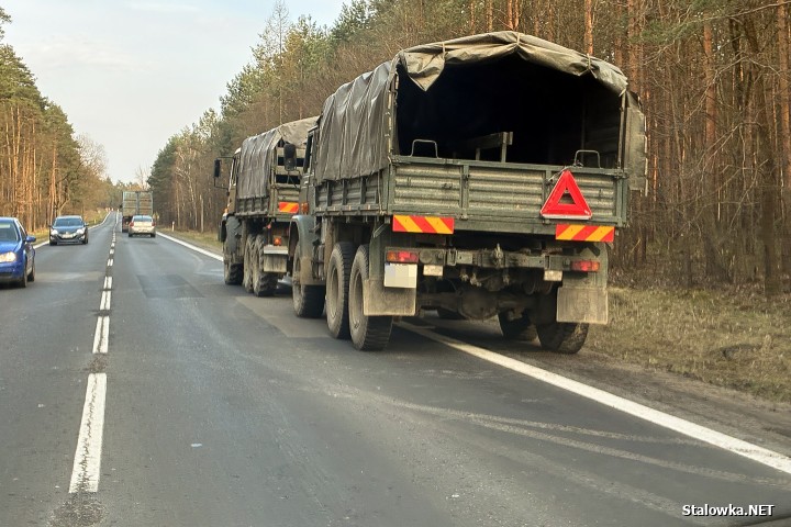 W zdarzeniu nikt nie ucierpiał. Policjanci potraktowali je jako kolizję. Kierowca wojskowej ciężarówki został pouczony.