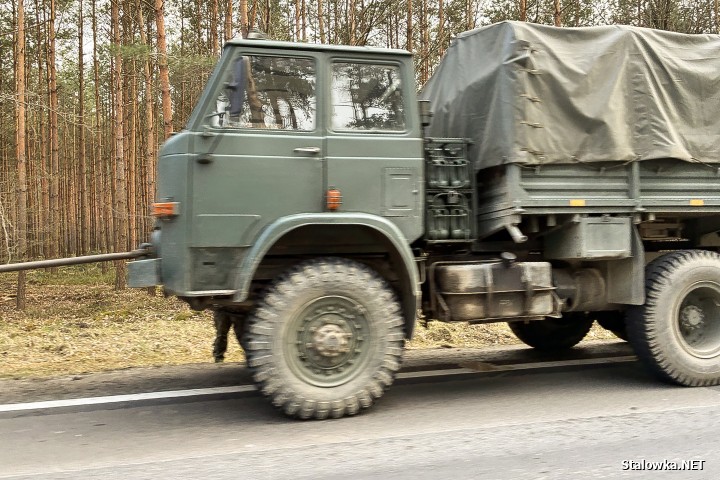W zdarzeniu nikt nie ucierpiał. Policjanci potraktowali je jako kolizję. Kierowca wojskowej ciężarówki został pouczony.