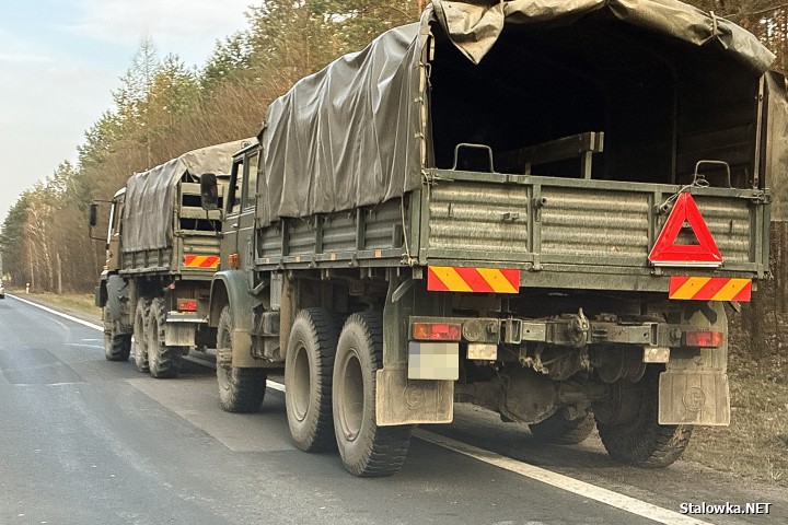 W zdarzeniu nikt nie ucierpiał. Policjanci potraktowali je jako kolizję. Kierowca wojskowej ciężarówki został pouczony.
